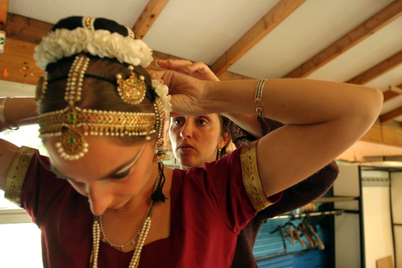 Nancy Boissel, sp�cialiste du Barathanatyam, se pr�pare...