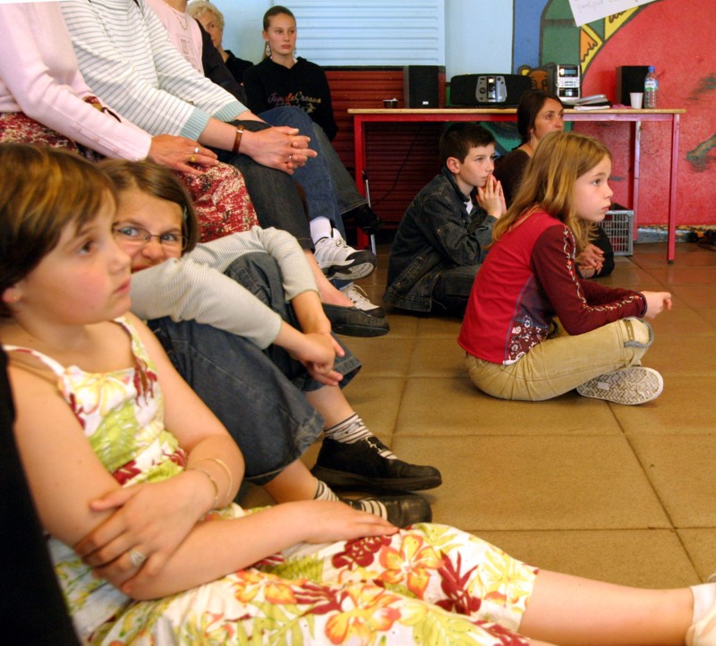 Des spectateurs de tous �ges, attentifs...