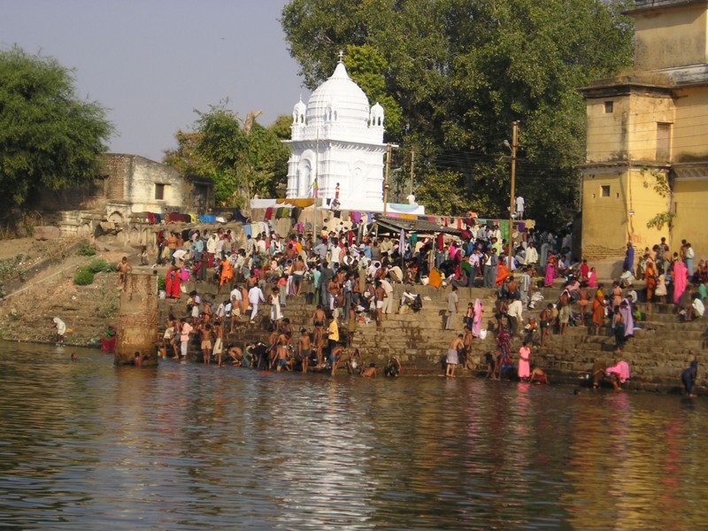 Rassemblement de p�lerins autour du lac sacr�, Khajuraho